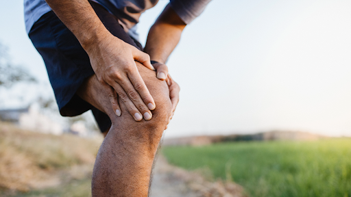 Knee pain during outdoor activity, emphasizing importance of joint care and treatment in summer